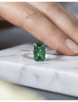 Erika: Anillo de Esmeralda 0.82ct y 16 Diamantes | Oro Blanco 18k