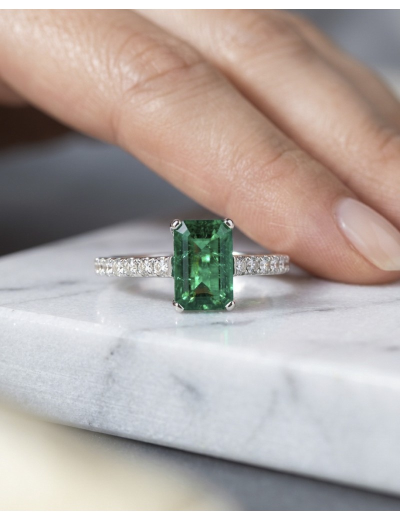 Erika: Anillo de Esmeralda 0.82ct y 16 Diamantes | Oro Blanco 18k