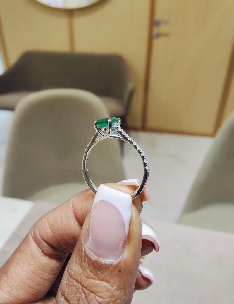 Erika: Anillo de Esmeralda 0.82ct y 16 Diamantes | Oro Blanco 18k