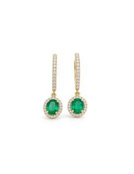 Pendientes de oro amarillo 18k con esmeraldas ovales de 1.36ct y halo de diamantes de talla brillante.