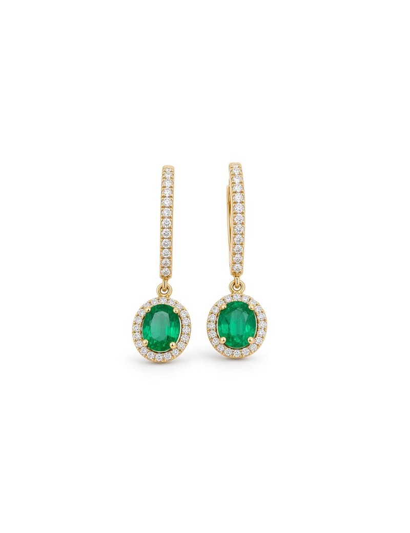 Pendientes de oro amarillo 18k con esmeraldas ovales de 1.36ct y halo de diamantes de talla brillante.