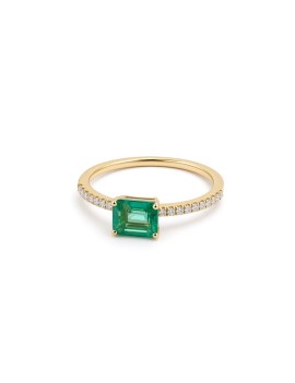Anillo en oro amarillo 18k con esmeralda rectangular de 0.74ct y hombros de diamantes brillantes.