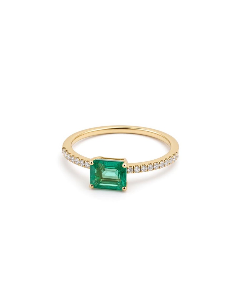 Anillo en oro amarillo 18k con esmeralda rectangular de 0.74ct y hombros de diamantes brillantes.