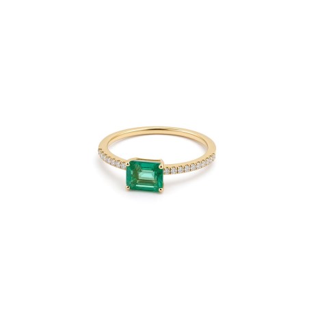 Anillo en oro amarillo 18k con esmeralda rectangular de 0.74ct y hombros de diamantes brillantes.