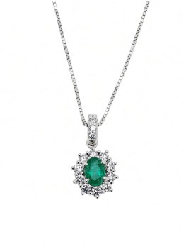 Colgante Victoria de oro blanco 18k con esmeralda ovalada de 0.30ct y halo de diamantes de talla brillante.
