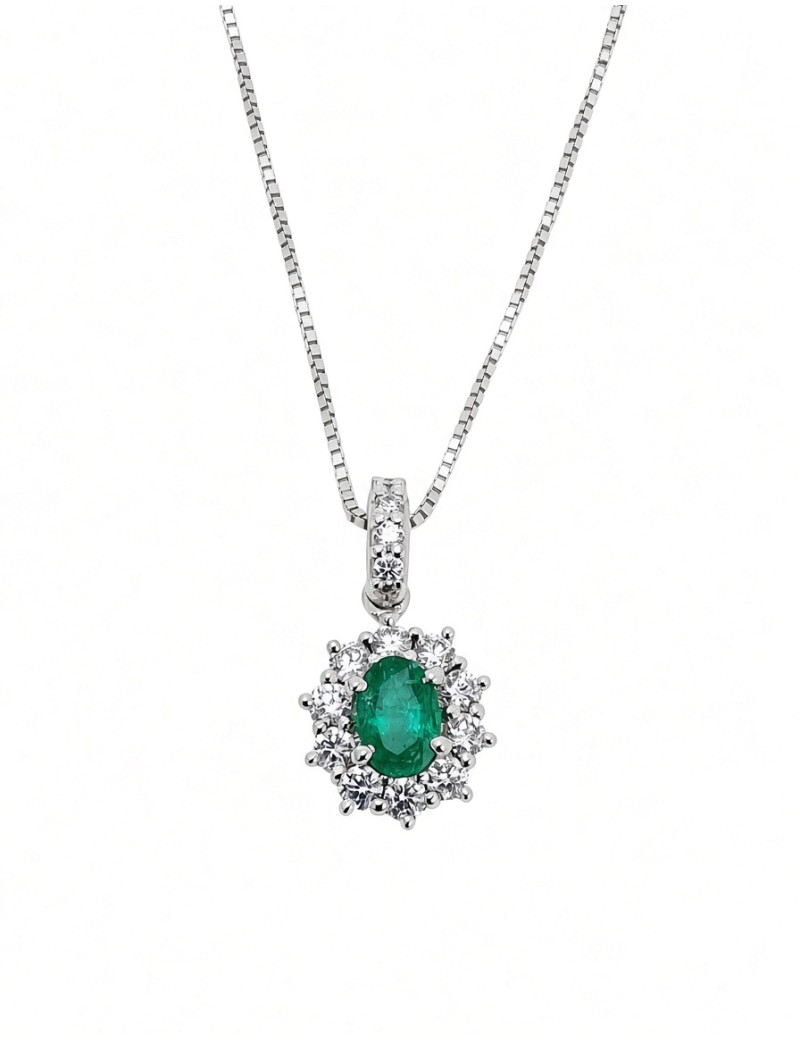 Colgante Victoria de oro blanco 18k con esmeralda ovalada de 0.30ct y halo de diamantes de talla brillante.