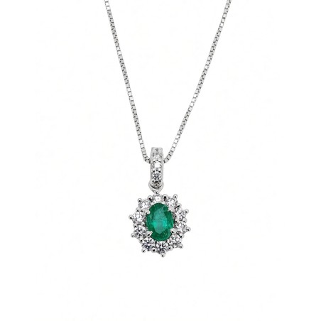 Colgante Victoria de oro blanco 18k con esmeralda ovalada de 0.30ct y halo de diamantes de talla brillante.