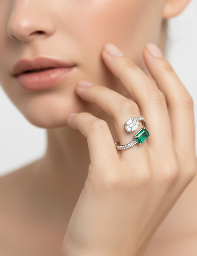 anillo toi et moi con esmeraldas y diamantes