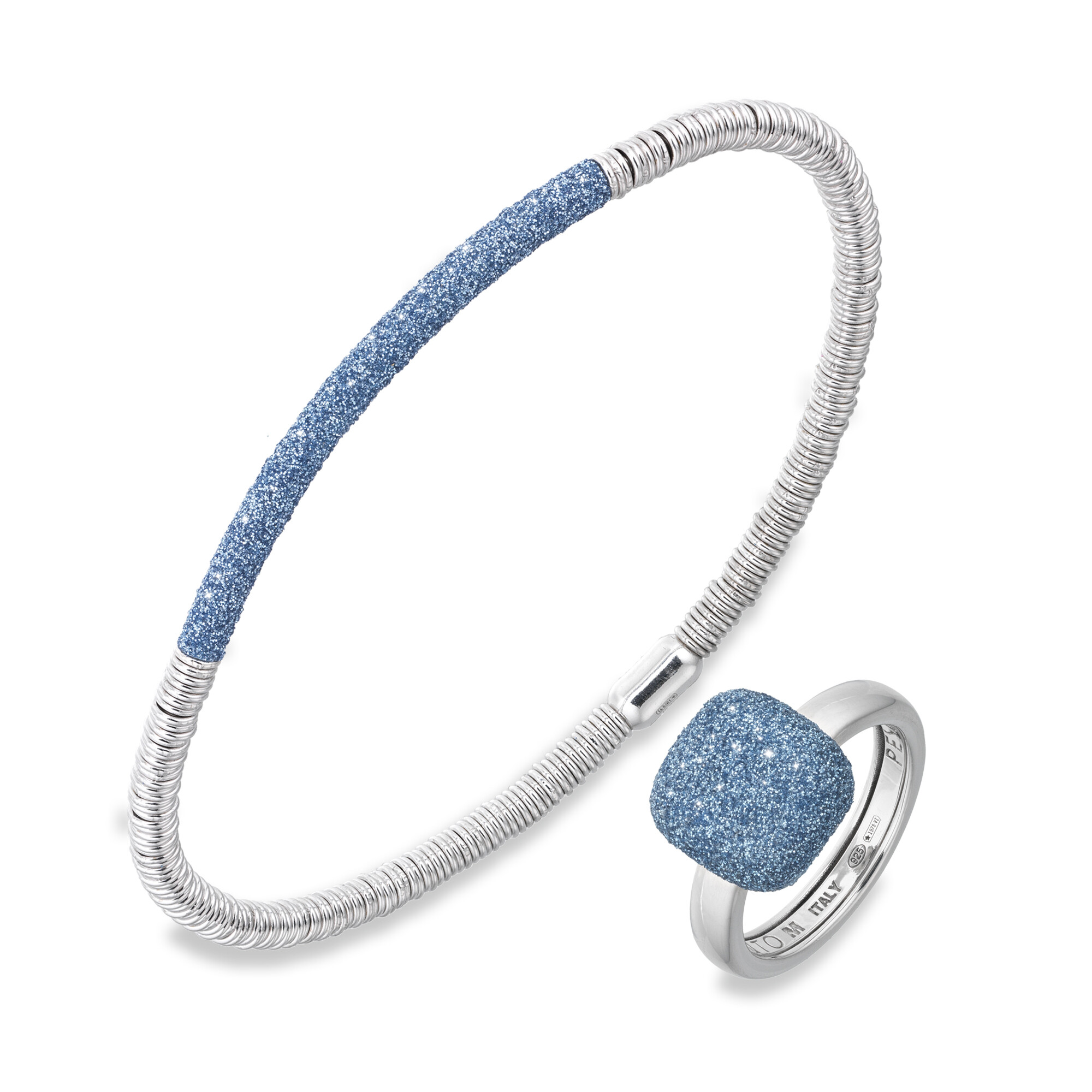 Una pulsera y un anillo plateado con polvo di sogni pesavento color azul. Fondo blanco. Disponibles en Joyeria Marga Mira