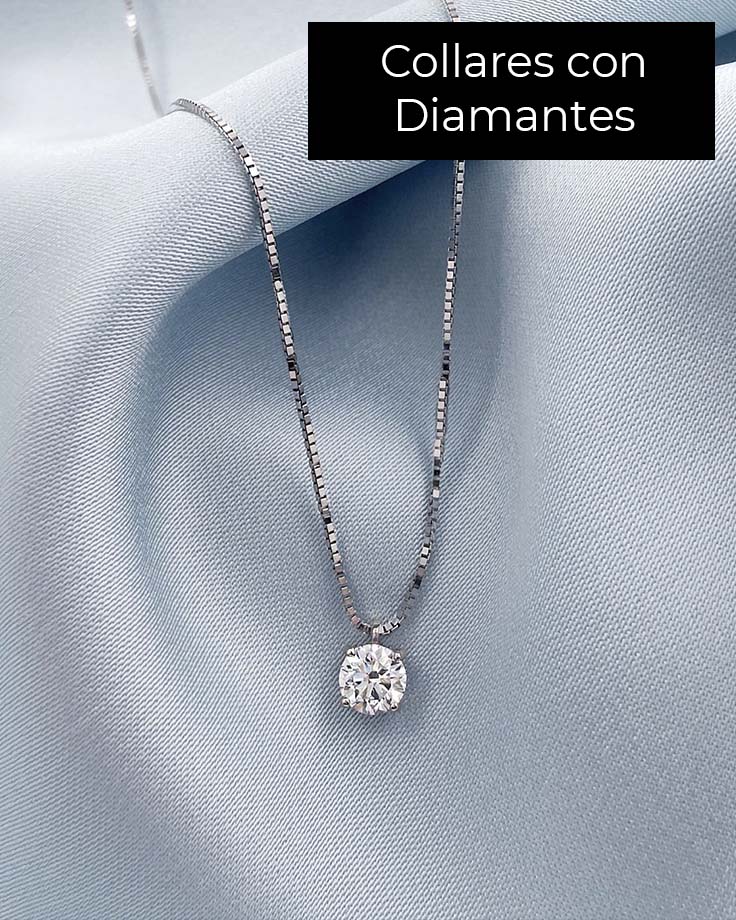 hermoso collar de diamante solitario con engarce de cuatro garras sobre una tela de color azul