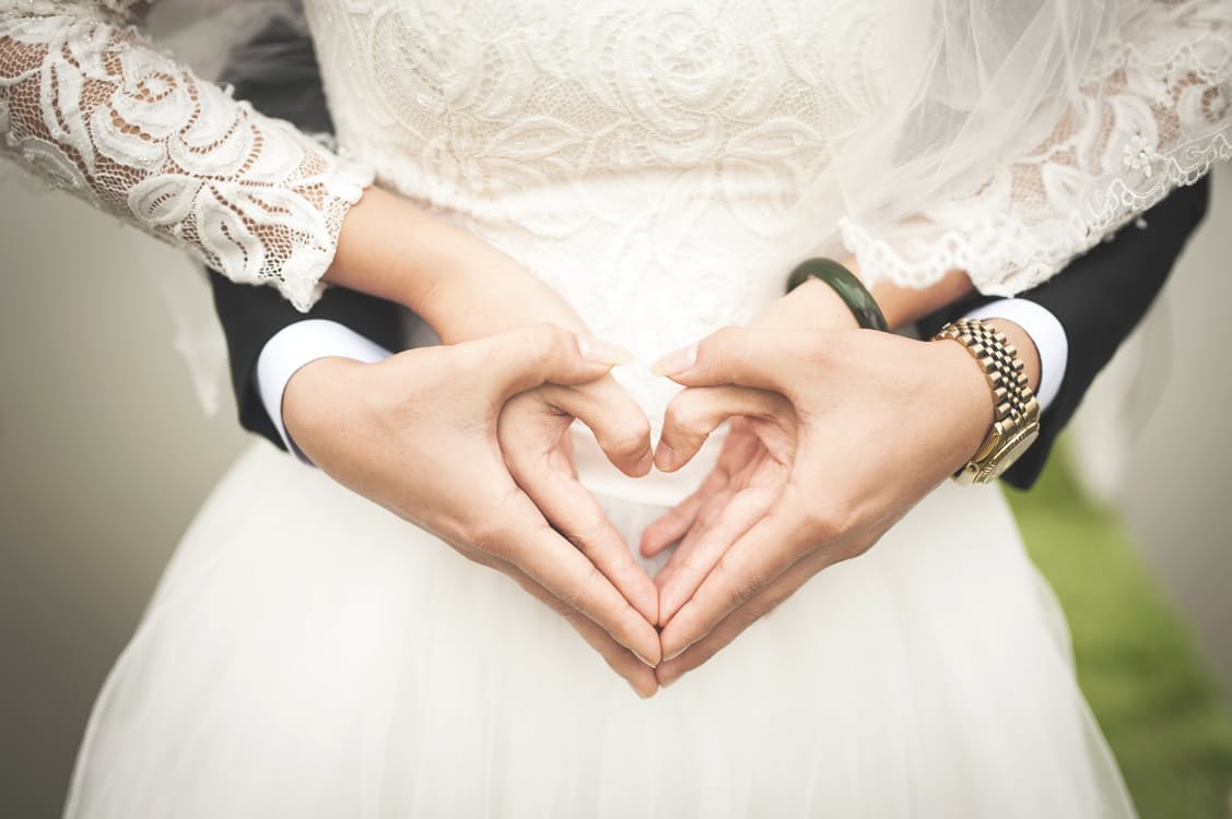 alianzas de bodas en manos de una pareja de novios recien casados