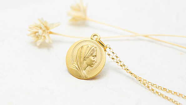 medallas religiosas de oro 18k - una medalla de comunion de oro - medalla virgen niña niño comunion - joyeria marga mira