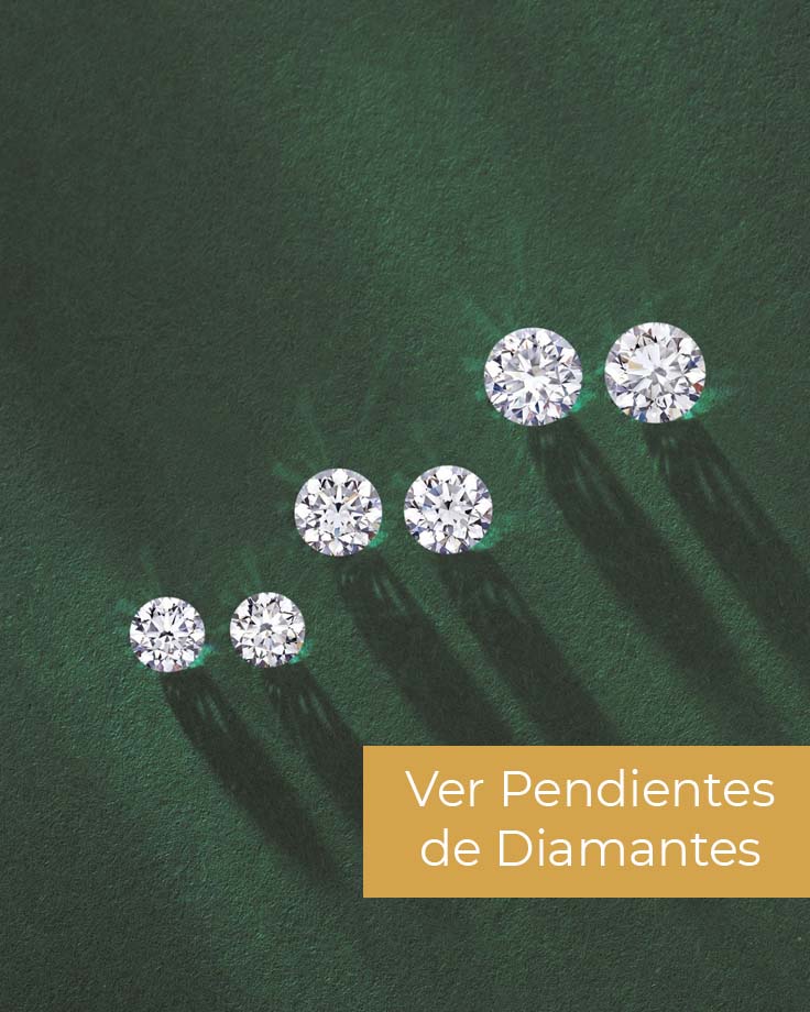 tres pares de diamantes redondos sobre un fondo navideño de color verde. Estos pares de diamantes son ideales para hacer pendientes de diamantes en Joyería Marga Mira