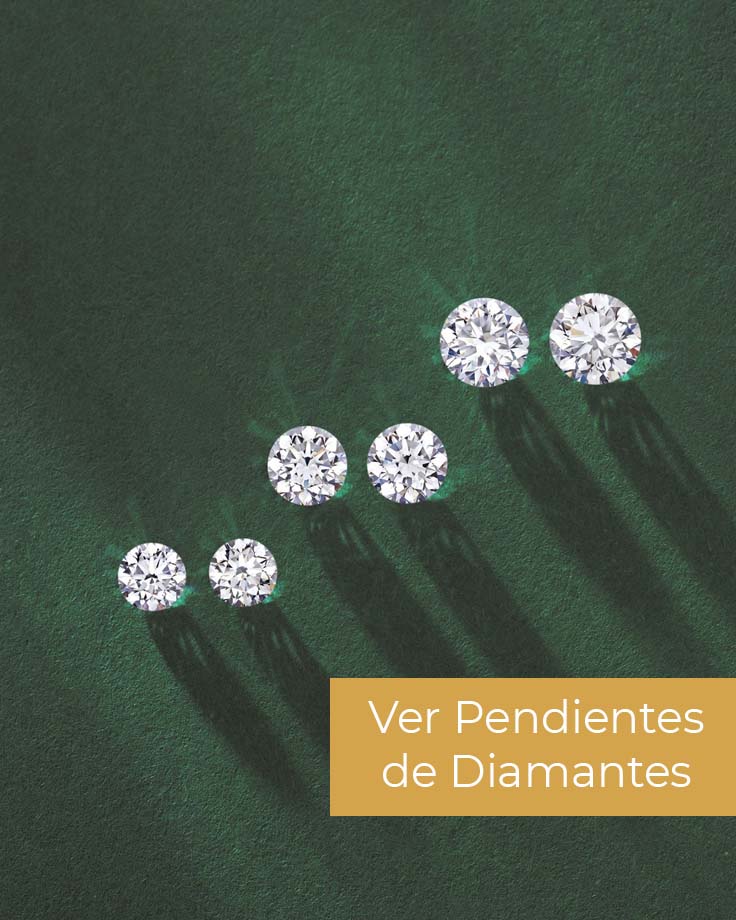 tres pares de diamantes redondos sobre un fondo navideño de color verde. Estos pares de diamantes son ideales para hacer pendientes de diamantes en Joyería Marga Mira