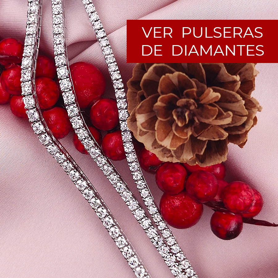 Hermosas pulseras de diamantes de estilo riviere sobre un fondo navideño con frutos color rojo y piña de pino