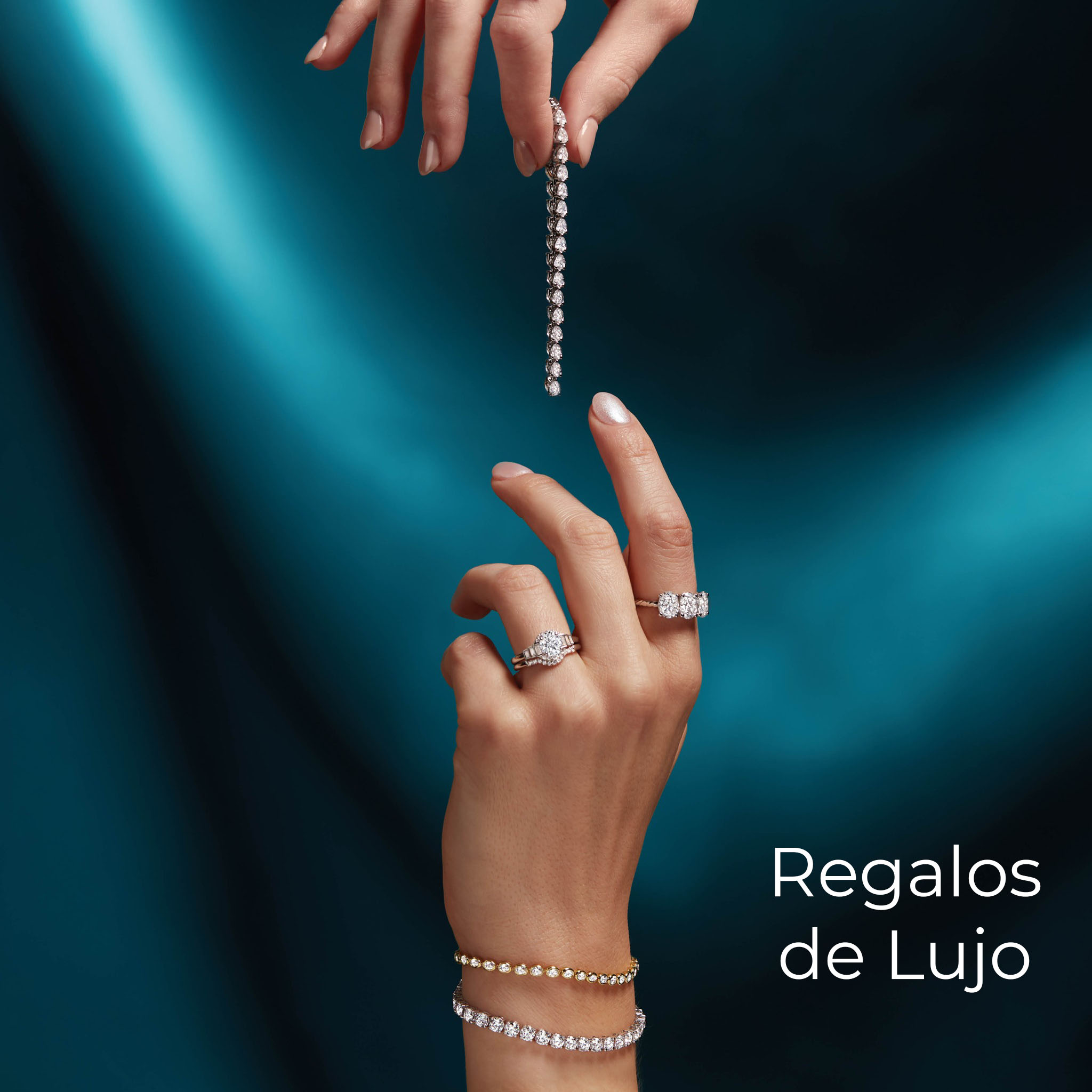 manos hermosas sosteniendo joyas de diamantes, en la parte superior una mano sostiene una pulseras riviere o tenis con brillantes y abajo otra mano con anillos de diamantes y más joyas lujosas para regalar en navidad