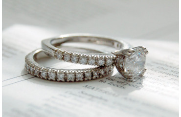 Esposo pide matrimonio a su mujer con un anillo de compromiso perdido hace 15 años