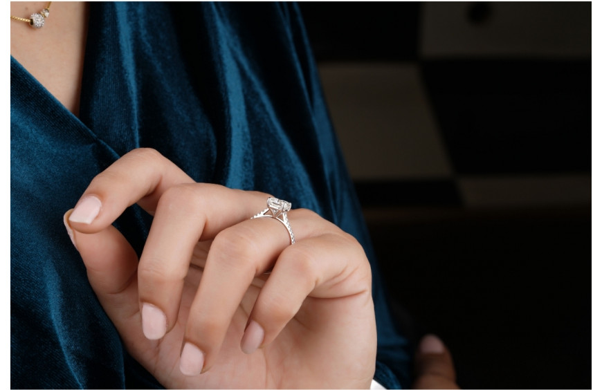 Cierto pómulo paquete En qué mano se pone el anillo de compromiso y de casados