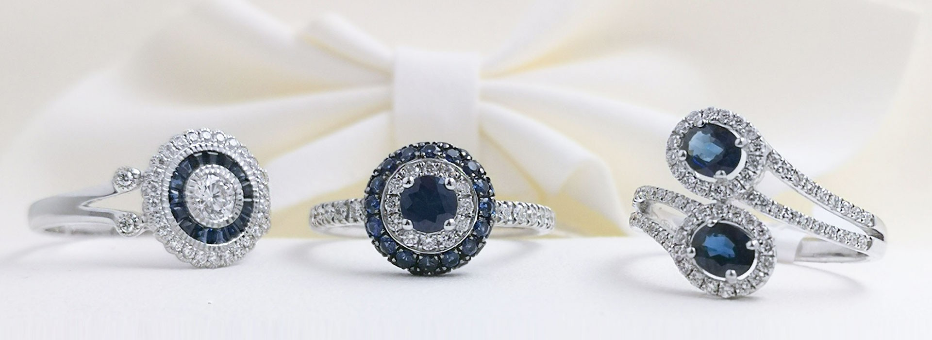 Descubre joyas de zafiros azules ideales para lucir en cada ocasión. Anillos, pendientes, pulseras de oro 18k con zafiros 